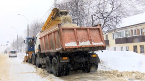 Расчищать от снега улицы Липецка вышло больше сотни машин спецтехники