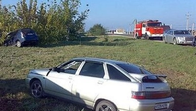 В Грязях легковушки оказались в кювете после столкновения