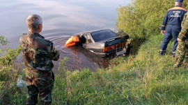 В селе Липецкой области спасатели достали из воды автомобиль