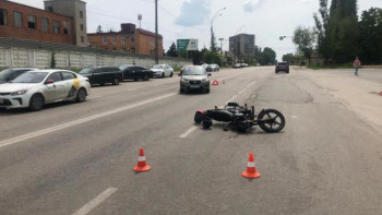 В Липецке на улице Папина автоледи сбила мотоцикл