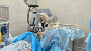 Липецкие врачи провели уникальную реконструктивно-пластическую операцию на глазу пациентки