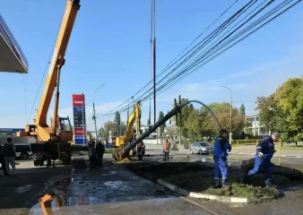 На улице Студеновской в Липецке устранили помеху для ремонта водовода: работы продолжаются