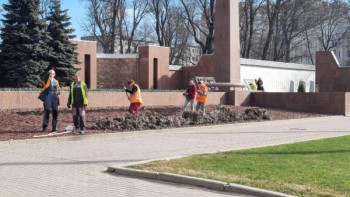 В Липецке начали готовить клумбы к 9 мая