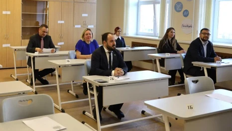 Министр образования Липецкой области вместе с родителя будущих выпускников написал пробный ЕГЭ