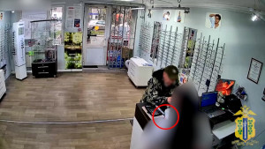 В Ельце мужчина продал 21-летней девушке поддельный телефон