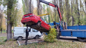 Со дворов Липецка продолжают вывозить бесхозные машины