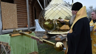 На строящемся храме во имя Архангела Михаила в Усманском районе установлены освященные кресты