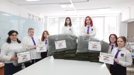 Студенты Елецкого колледжа сшили более 50 подушек для бойцов в зоне СВО