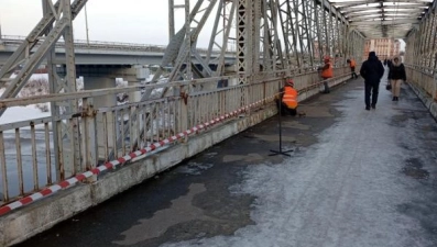 Каракумский мост в Ельце «освободили» от замков влюблённых