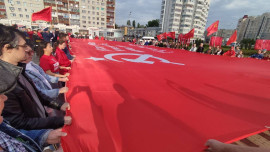 Гигантскую копию Знамени Победы развернули в Ельце и Липецке